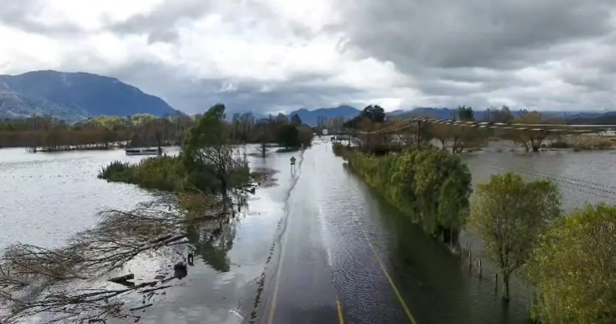 Curarrehue aislada por tercer día: vecinos cruzan el Trancura en bote
